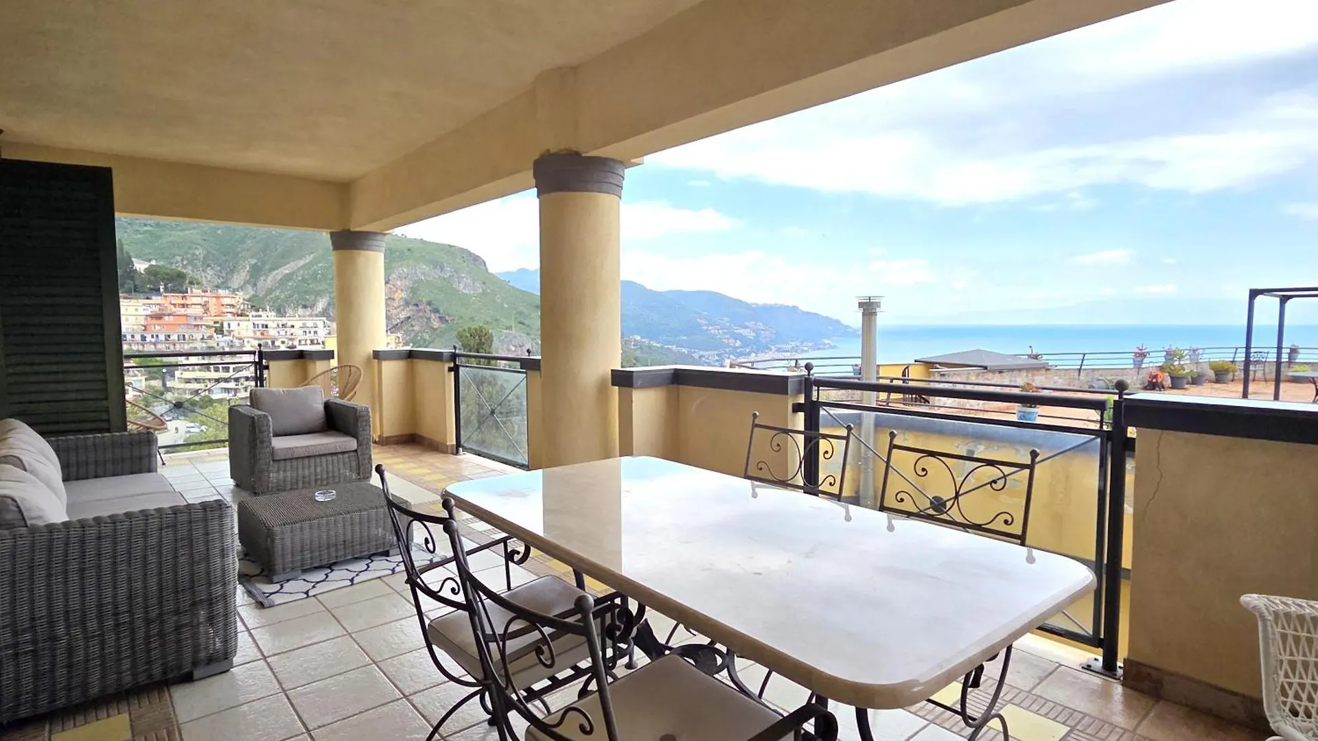 Taormina Ibiscus Apartment By Taormina Holidays